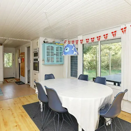 8 Person In L Kken Lønstrup